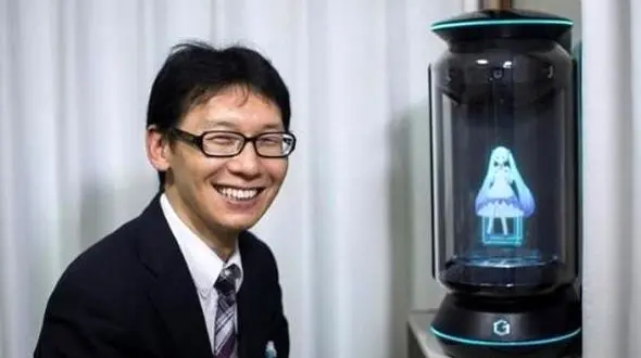 ازدواج رسمی یک مرد با هولوگرام کارتونی+عکس