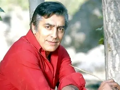 عکس/ زنده یاد فردین در مغازه فرش فروشی خودش / دهه هفتاد 