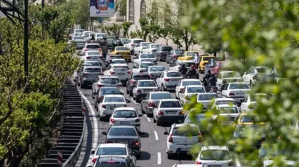 ترافیک نیمه‌سنگین در محورهای مواصلاتی و ورودی‌های البرز و تهران/زائران زمان سفرشان را مدیریت کنند