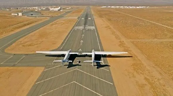 بزرگترین هواپیمای دنیا با بالهایی به بزرگی زمین فوتبال به پرواز درآمد