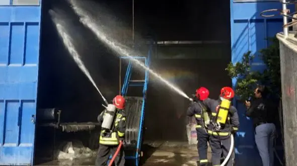 آتش‌سوزی گسترده در کارخانه‌ای در نجف‌آباد مهار شد