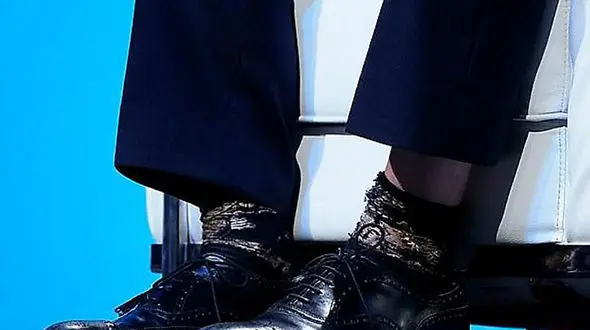 ماجرای جوراب‌های پشت‌ و روی آقای سیاستمدار
