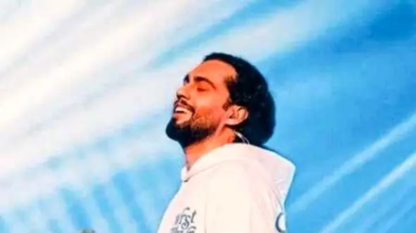 دانلود آهنگ حامیم  من بگم عاشقتم / بیخودی باور نکن این حرفای مردمو