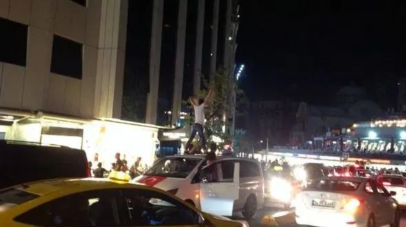 جشن و پایکوبی هواداران اردوغان در خیابان‌های ترکیه+ تصاویر