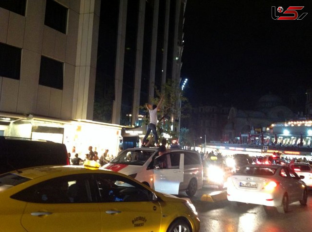 جشن و پایکوبی هواداران اردوغان در خیابان‌های ترکیه+ تصاویر