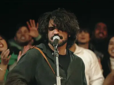 فیلم/ عرفان طهماسبی با یک اجرای دلی همه را غافلگیر کرد/ بغضی که به گریه ختم شد