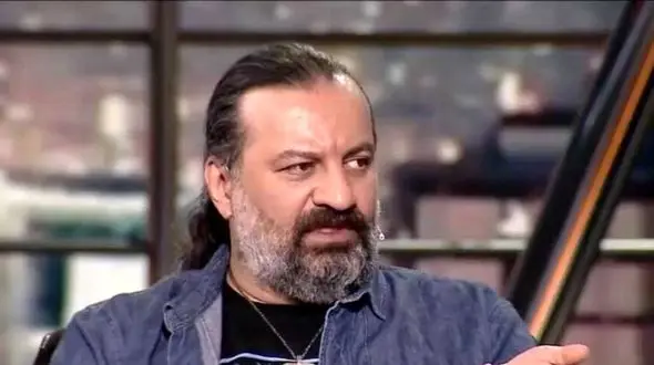 مینی کیک ساده و خوشمزه مهراب قاسم خانی برای تولد 26 سالگی دخترش /تزئین زیبا با شمع عددی + عکس