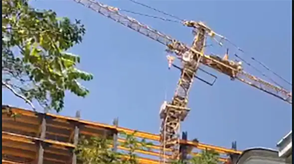 سقوط وحشتناک جرثقیل 80 تنی در قزوین / قدرت وزش باد سهمگین بود