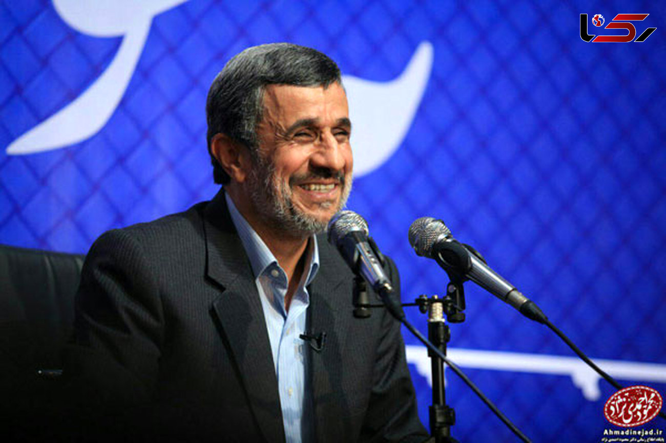  کت حمید بقایی بر تن احمدی نژاد