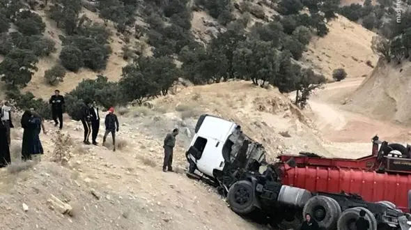 واژگونی تریلی در بوکان با 2 کشته