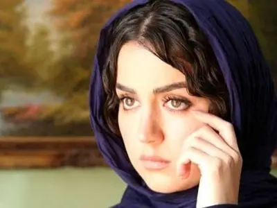 فیلم / افسانه پاکرو : 41 سالمه همه میگن 20 ساله ای ../ دوس ندارم فقط بگن چون دختر خوشگلی هستی ... / دیوانه وار خواستگار دارم اما اصلا ....