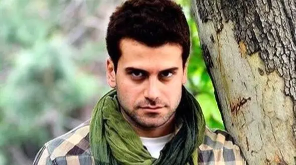 روزبه حصاری بازیگر سریال بچه مهندس: کف کوچه و خیابان زندگی می کنم خوب بلدم صورتم را با سیلی سرخ کنم/ شما نمی توانید هم به پارسا پیروزفر بگویید خوش چهره هم به من