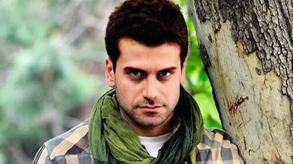 روزبه حصاری بازیگر سریال بچه مهندس: کف کوچه و خیابان زندگی می کنم خوب بلدم صورتم را با سیلی سرخ کنم/ شما نمی توانید هم به پارسا پیروزفر بگویید خوش چهره هم به من