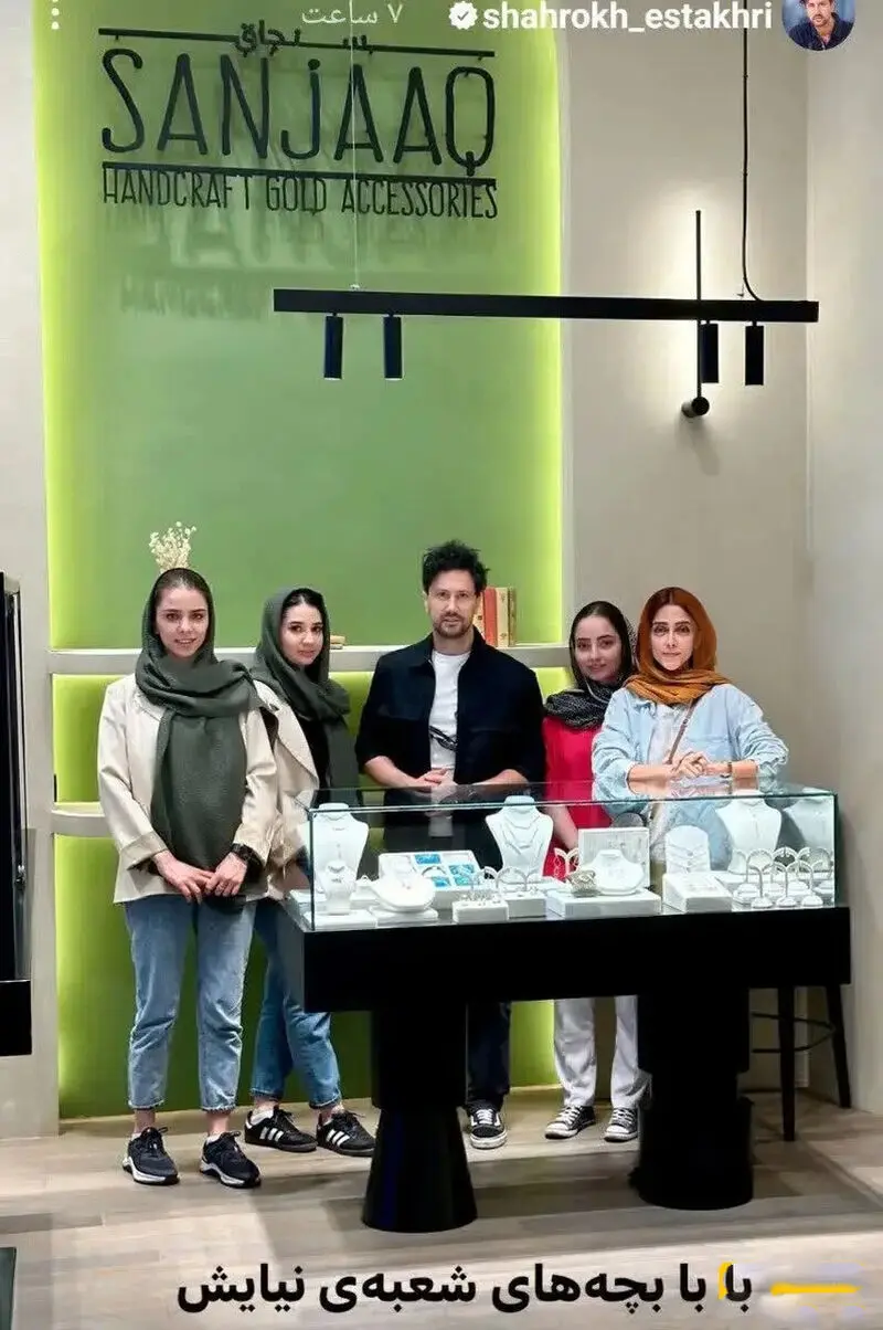 دکوراسیون شعبه جدید طلافروشی شاهرخ استخری و همسرش/ ترکیب کاغذ دیواری خاص و ویترین های مدرن