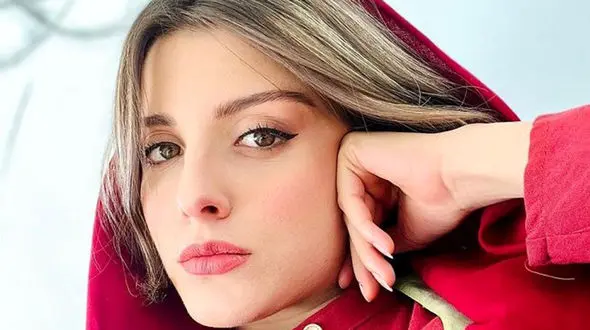 غوغای عکس سارای گرجی بی روسری و شال در مترو ! / لباس اروپایی در مترو ! + بیوگرافی فاطمه مسعودی فر