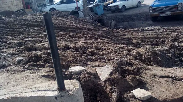 فیلم / گلایه اهالی کوچه لاله ۱۴ هشترود از وضعیت اسفبار وپر از گل ولای 