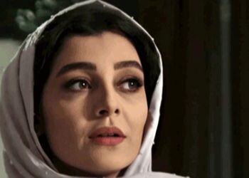 عکس ها / نگاهی به میز آرایی چشم نواز و اصیل مادر ساره بیات به مناسبت تولدشان! /ظروف سیلور و سرویس چایی خوری خاص و ...
