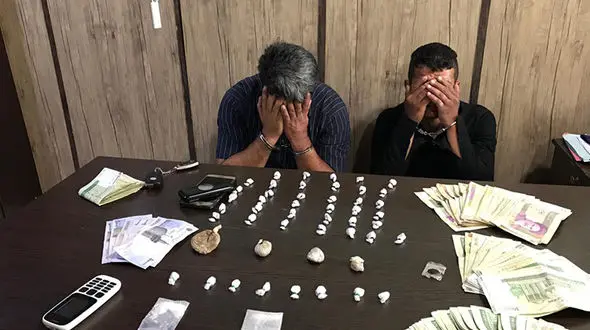 دستگیری دو خرده فروش مواد مخدر در میدان آزادی +فیلم و عکس