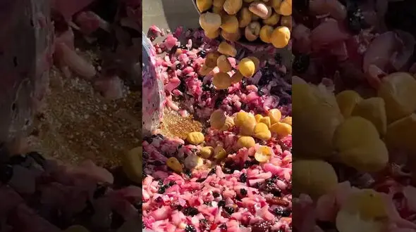 بریانی مرغ شکم پر در تنور زیرزمینی / دستپخت آشپز مشهور + فیلم