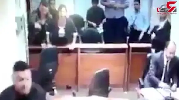 متهم در دادگاه سطل زباله را به سر دادستان کوبید ! +فیلم