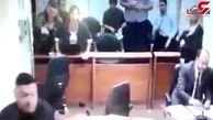 متهم در دادگاه سطل زباله را به سر دادستان کوبید ! +فیلم