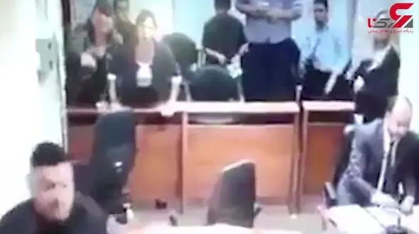 متهم در دادگاه سطل زباله را به سر دادستان کوبید ! +فیلم
