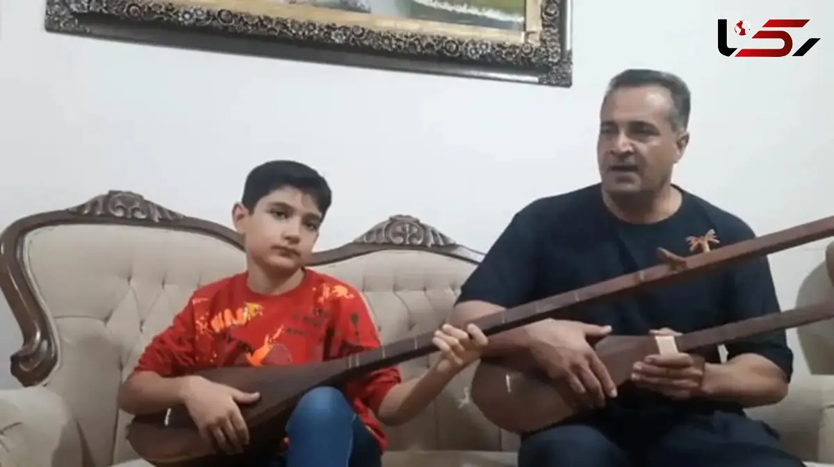 آواز باشکوه پدر و پسر هنرمند با یک تار! / میخکوبتان می کنند!