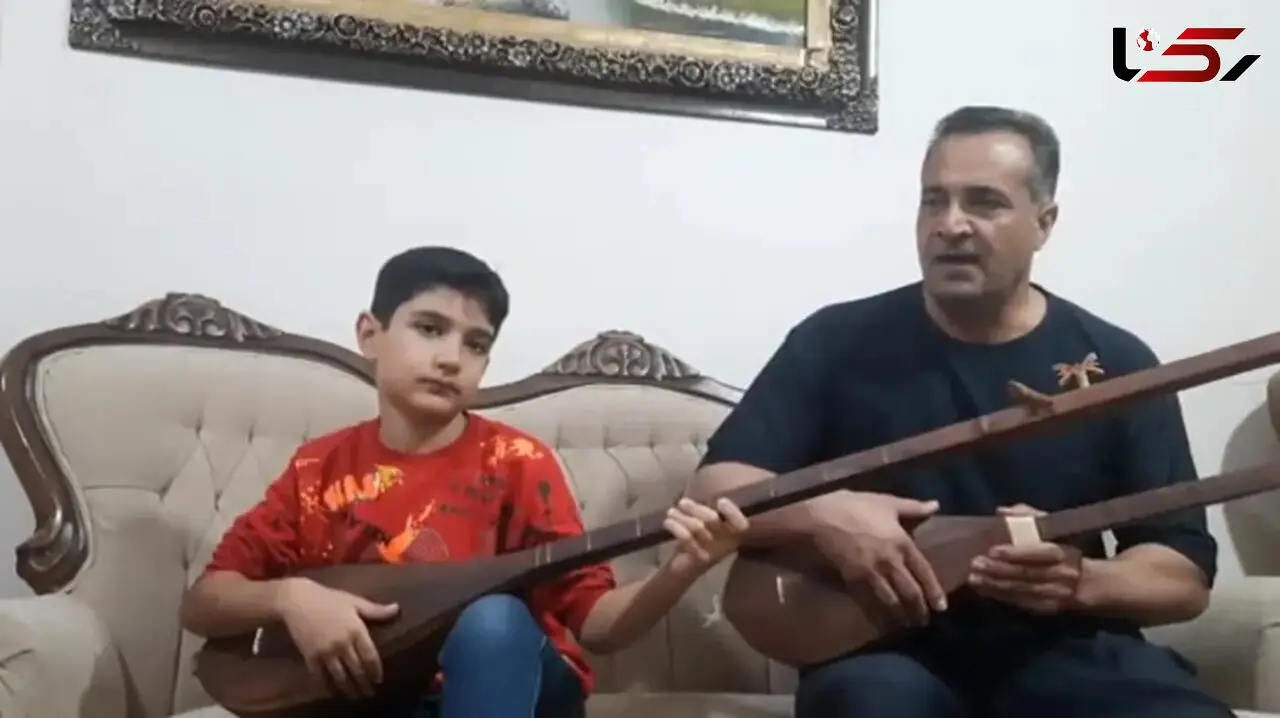 آواز باشکوه پدر و پسر هنرمند با یک تار! / میخکوبتان می کنند!