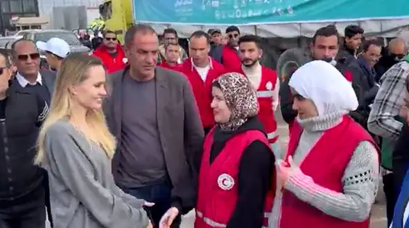 فیلم حضور آنجلینا جولی در مرز رفح و بررسی کمکهای انسانی