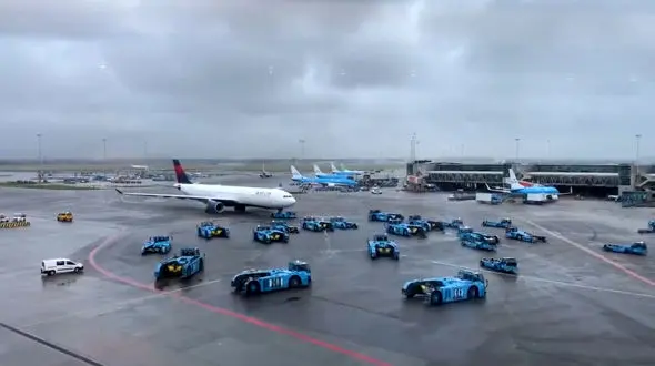 ببینید / وقتی هواپیما دلتا به اشتباه در محله اشتباه فرود می آید