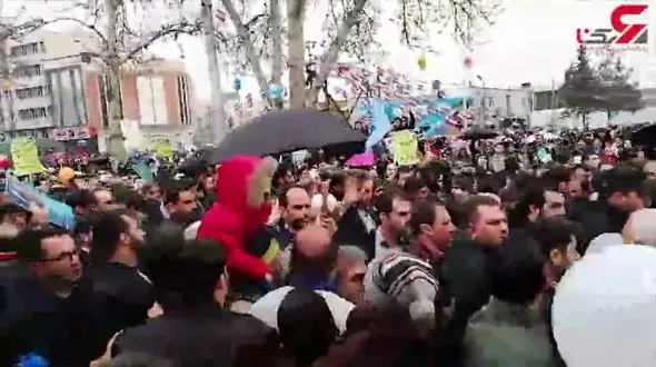 حضور رییس جمهوردر جمع راهپیمایان ۲۲ بهمن تهران+فیلم