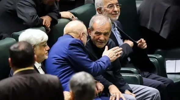 روزنامه نزدیک به قالیباف: ترمیم کابینه به معنی تقابل با پزشکیان نیست