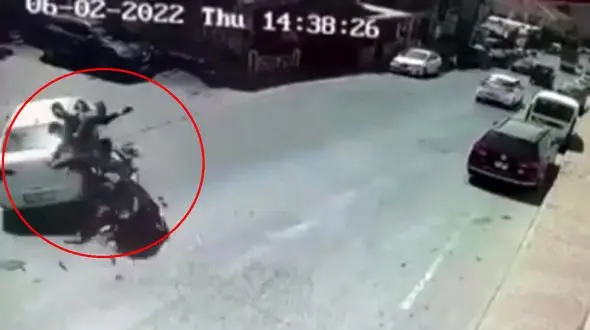 فیلم دردناک از راه دادن به خودروی آمبولانس / راننده آمبولانس به موقع جاخای داد