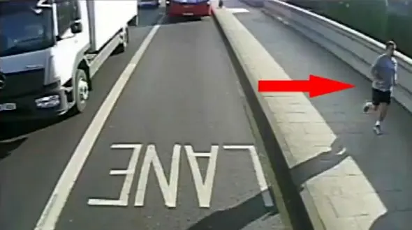 اقدام دیوانه وار یک دونده با یک زن در خیابان + فیلم