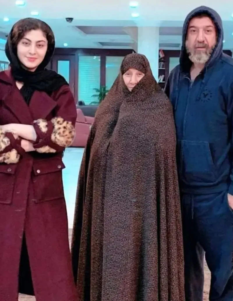 «مریم مومن» در کنار «علی انصاریان و مادرش»