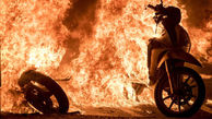 ببینید / آتش گرفتن ناگهانی یک موتورسیکلت وسط خیابان! 