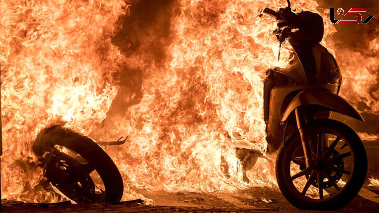 ببینید / آتش گرفتن ناگهانی یک موتورسیکلت وسط خیابان! 