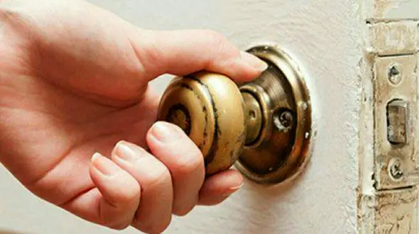 چرا دستگیره های در را از جنس برنج درست می کنند؟