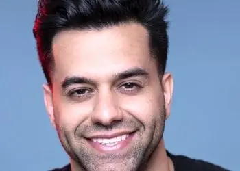 کنسرت جذاب، لذت‌بخش رضا بهرام مناسب حال و هوای پاییز باحضور سیدمحمد موسوی/ آقای والیبالیست تموم آهنگ هارو حفظه+فیلم