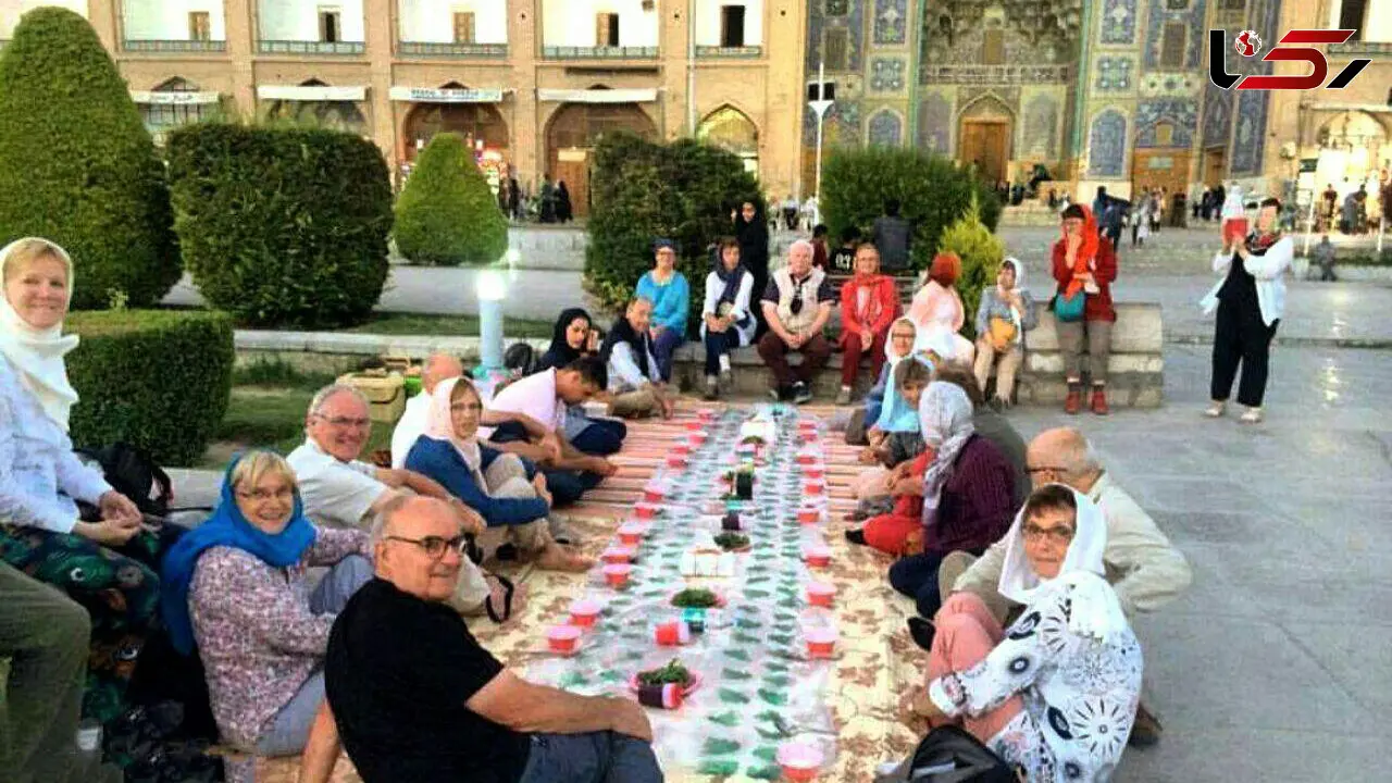 گردشگران خارجی بر سر سفره افطار ایرانی نشستند+ عکس