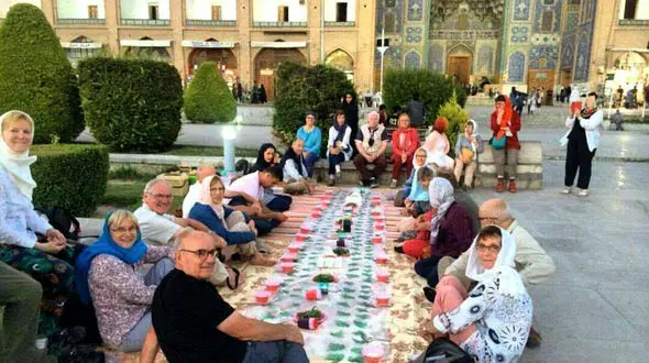 گردشگران خارجی بر سر سفره افطار ایرانی نشستند+ عکس