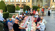 گردشگران خارجی بر سر سفره افطار ایرانی نشستند+ عکس