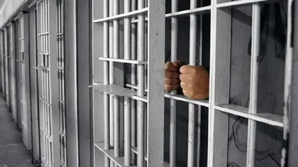 فیلم حمله خشن مرد قوی هیکل به مامور بوستان در مشهد ! / دعوا سر سگ بود ! + اعترافات بعد بازداشت