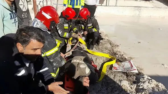 سقوط هولناک کارگر کارگاه سنگبری به فاضلاب + عکس