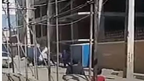 کتک خوردن یک جوان توسط ماموران شهرداری + فیلم