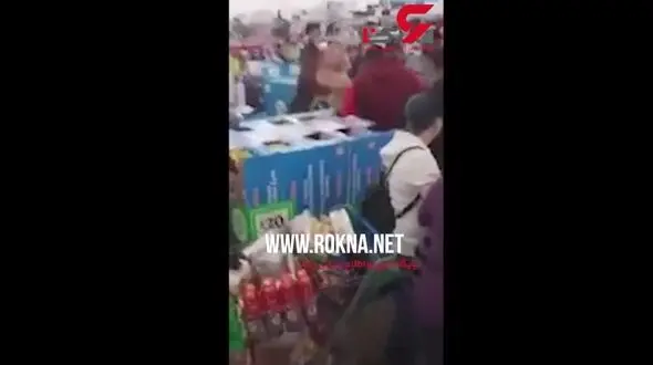 کتک کاری مردم متمدن آمریکا بر سر اجناس حراجی! + فیلم 