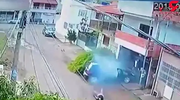 نجات معجزه آسای دوچرخه سوار پس از برخورد با خودرو +فیلم