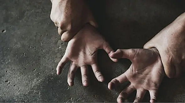 راننده پلید آمبولانس به دختر جوان مبتلا به کرونا رحم نکرد ! 