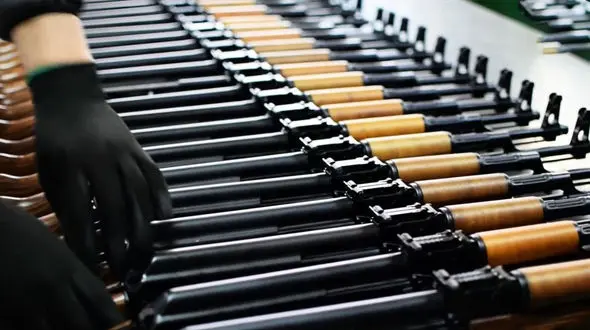 کارخانه مدرن اسلحه سازی/ فرایند تولید کلت کمری و کلاشینکف در لهستان+ فیلم