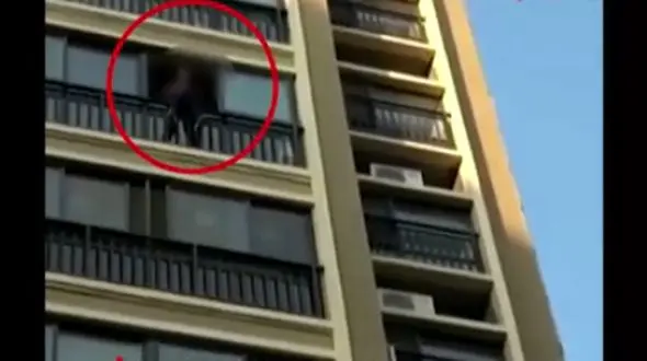 لحظه خودکشی دختر جوان  از طبقه نهم یک ساختمان+ فیلم / چین